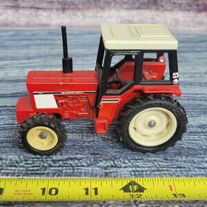 Vintage Ertl 1/32 scale International Harvester 784 w/frontend tractor red/white